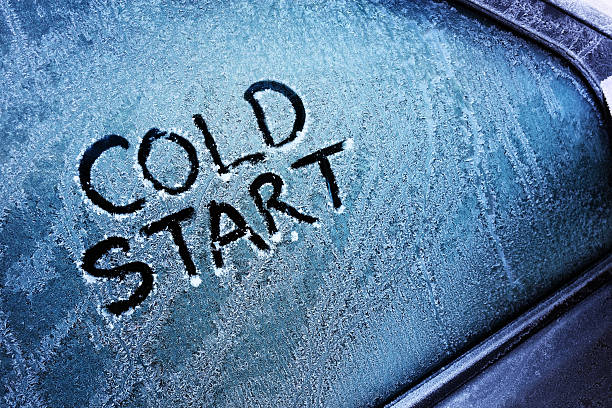 kalte beginnen - window frozen car cold stock-fotos und bilder