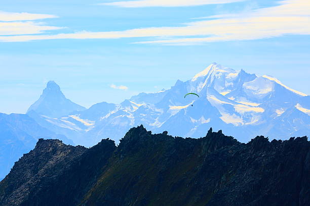 wolność: paralotniarstwo nad masywem alpejskim matterhorn i weisshorn, alpy szwajcarskie - eggishorn zdjęcia i obrazy z banku zdjęć