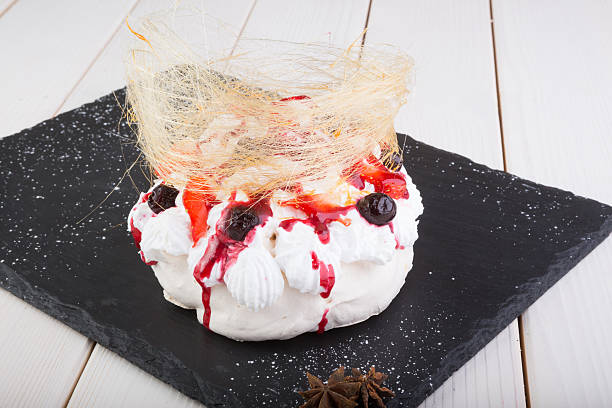 Pavlova dessert cake