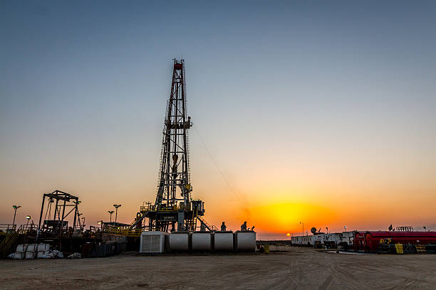 fraturação hidráulica atividade exuberante ao pôr-do-sol - fracking - fotografias e filmes do acervo