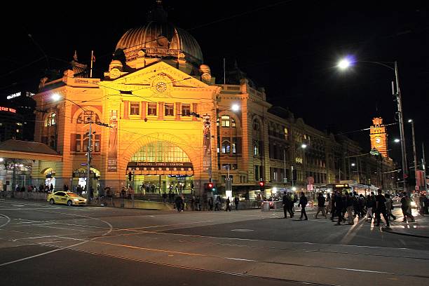 stacja flinders street w nocy - melbourne australia clock tower clock zdjęcia i obrazy z banku zdjęć