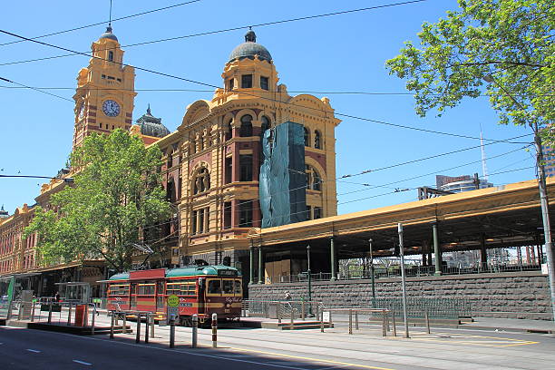 flinders ulica stacja - melbourne australia clock tower clock zdjęcia i obrazy z banku zdjęć
