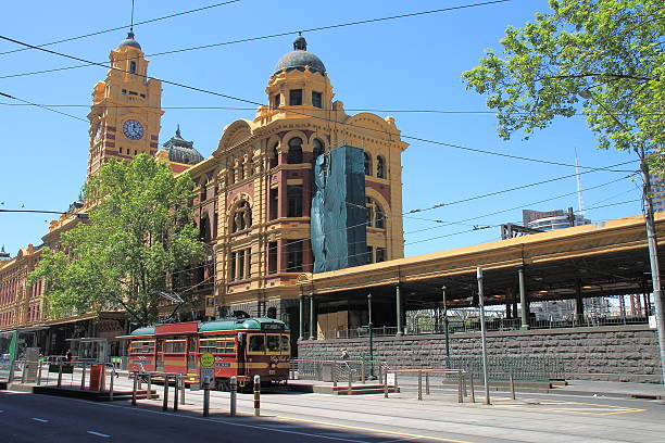 estação flinders street - melbourne australia clock tower clock - fotografias e filmes do acervo