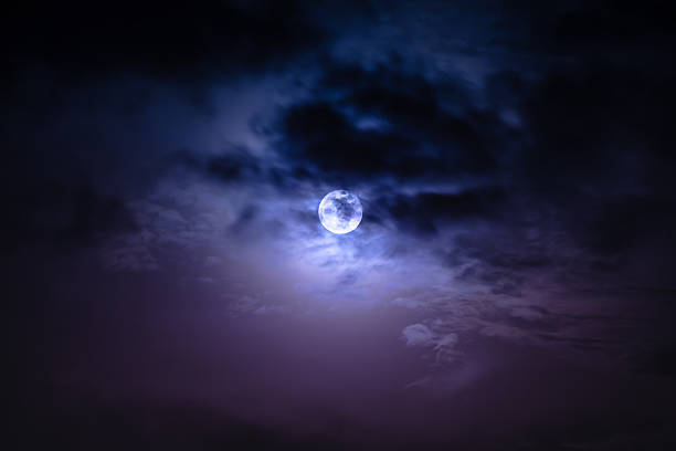 cielo nocturno con nubes y luna llena brillante con brillo. - luz de la luna fotografías e imágenes de stock