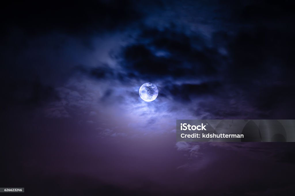 雲と輝きのある明るい満月と夜空。 - 月のロイヤリティフリーストックフォト