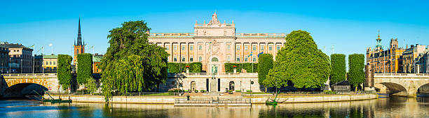 stockholm schwedisches parlament parlament panorama gamla stan waterfront sonnenaufgang schweden - stockholm sweden flag swedish culture stock-fotos und bilder