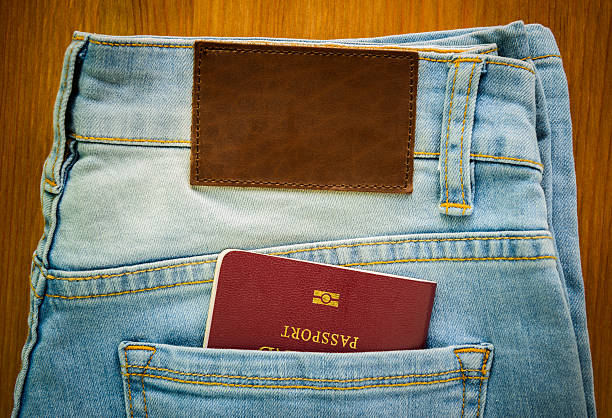 passaporto all'interno tasca jeans denim con etichetta in pelle marrone - leather patch denim jeans foto e immagini stock