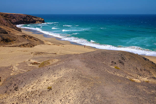 praia playa de la pared em fuerteventura, espanha. - volcanic landscape rock canary islands fuerteventura - fotografias e filmes do acervo