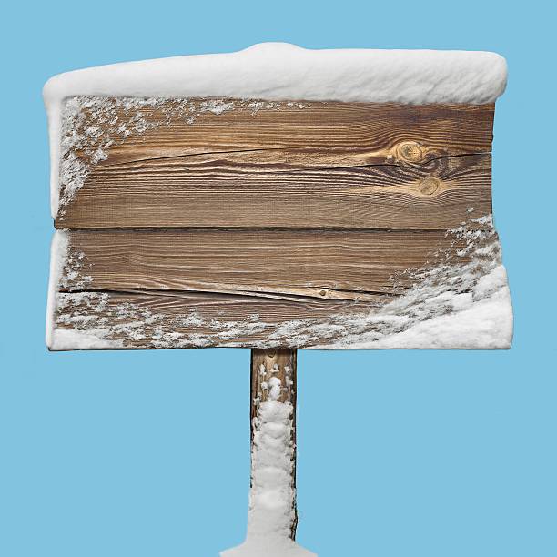sinal de madeira com neve isolada em azul - prancha de neve - fotografias e filmes do acervo