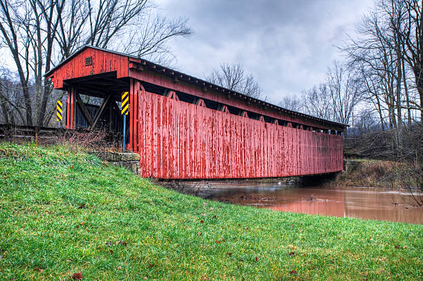 sarvis creek covered bridge in virginia occidentale - sarvis foto e immagini stock