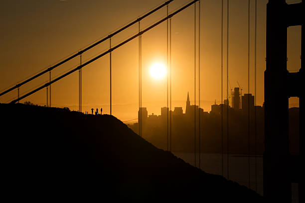 golden gate bridge e san francisco downtown all'alba - golden gate bridge close up steel cable suspension bridge foto e immagini stock