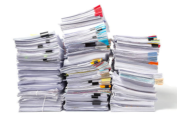 白い背景に隔離されたドキュメントのスタック - stack paper document heap ストックフォトと画像