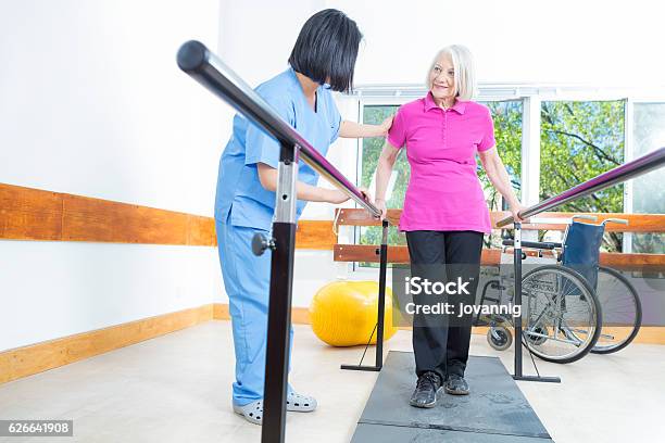 Rehabilitationsklinik Mit Älteren Menschen Und Krankenschwester Stockfoto und mehr Bilder von Alter Erwachsener