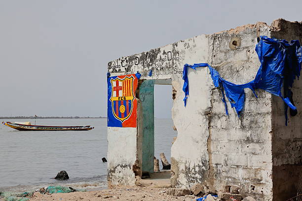 ruines du magasin abandonné. île de diogue-sénégal. 2095 - barcelona fc photos photos et images de collection