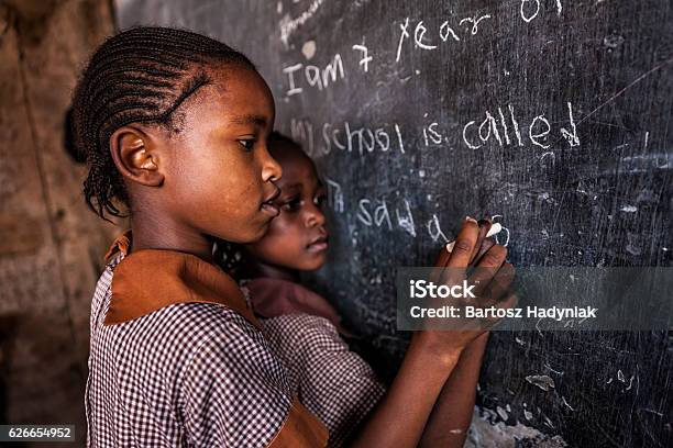 Photo libre de droit de African Petites Filles Sont Apprentissage Langue Anglaise Orphelinat Au Kenya banque d'images et plus d'images libres de droit de Afrique