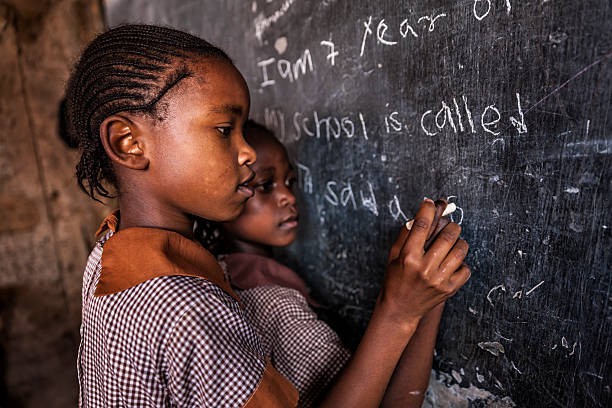 african маленькие девочки, обучение на английском языке, детских в кении - школьница стоковые фото и изображения