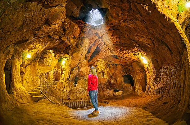 derinkuyu höhle unterirdische stadt, kappadokien - nevsehir stock-fotos und bilder