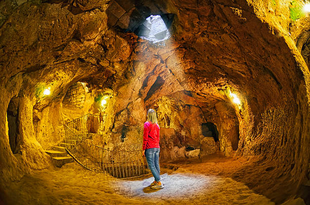 пещера деринкуйу подземный город, каппадокия - adult old ancient old fashioned стоковые фото и изображения