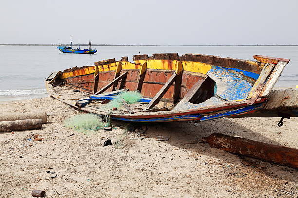 łódź rybacka utknęła na plaży. wyspa diogue-basse casamance-senegal. 2069 - rowboat fishing africa fishing industry zdjęcia i obrazy z banku zdjęć