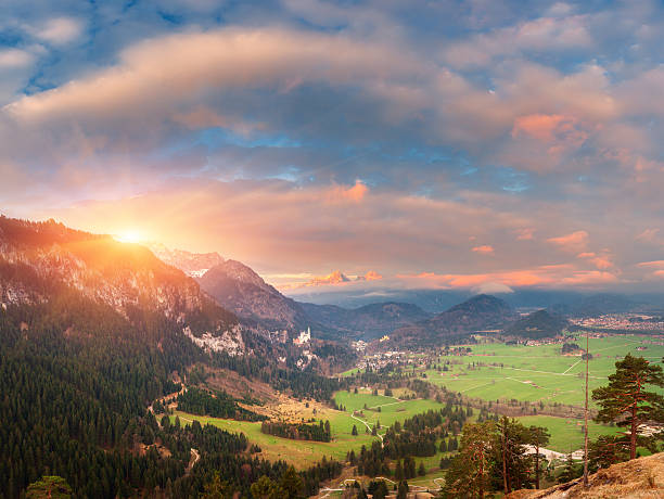 wunderschöne panoramalandschaft mit bergbergen und schloss neuschwanstein - weiler im allgau stock-fotos und bilder