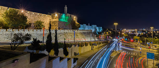 nocna panorama jerozolimy, izrael - jerusalem israel skyline panoramic zdjęcia i obrazy z banku zdjęć