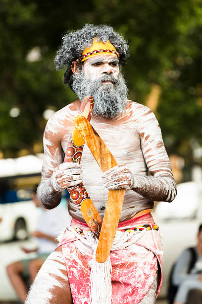 machos aborígenes dançando com bumerangues, sydney austrália - australia boomerang aboriginal aborigine - fotografias e filmes do acervo