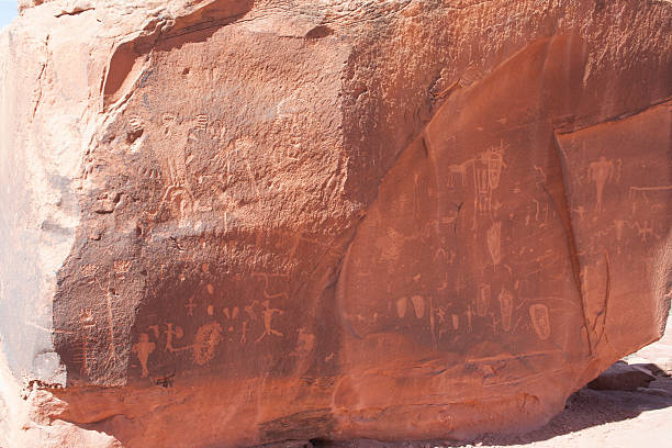 desert rock petroglyphs - cave painting prehistoric art north american tribal culture nevada zdjęcia i obrazy z banku zdjęć