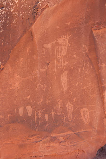 desert rock petroglyphs - cave painting prehistoric art north american tribal culture nevada zdjęcia i obrazy z banku zdjęć