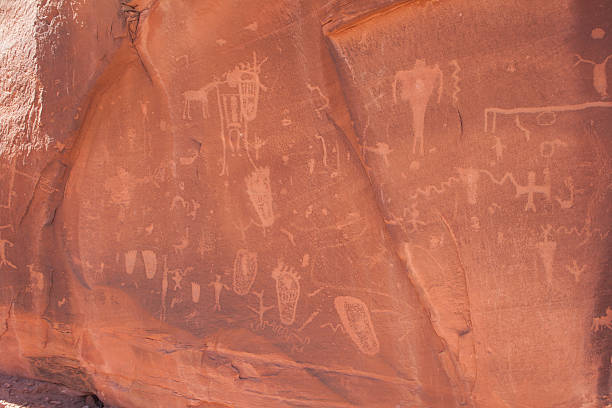 desert rock petroglyphs - cave painting prehistoric art north american tribal culture nevada zdjęcia i obrazy z banku zdjęć