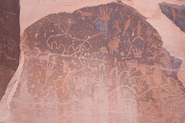 desert rock petroglyphs - cave painting prehistoric art north american tribal culture nevada zdjęcia i obrazy z banku zdjęć