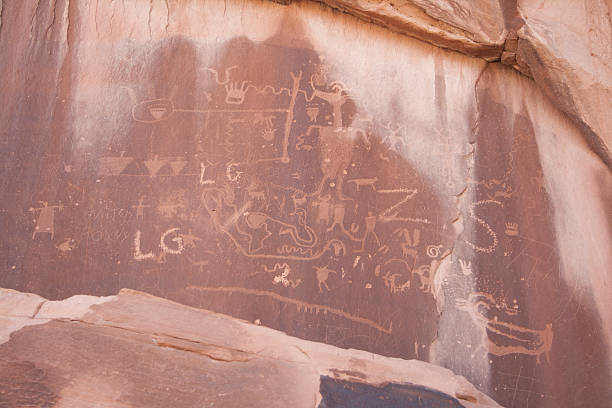 desert rock petroglyphs - cave painting prehistoric art north american tribal culture nevada zdjęcia i obrazy z banku zdjęć