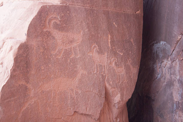 desert rock petroglyphs - cave painting prehistoric art north american tribal culture nevada zdjęcia i obrazy z banku zdjęć