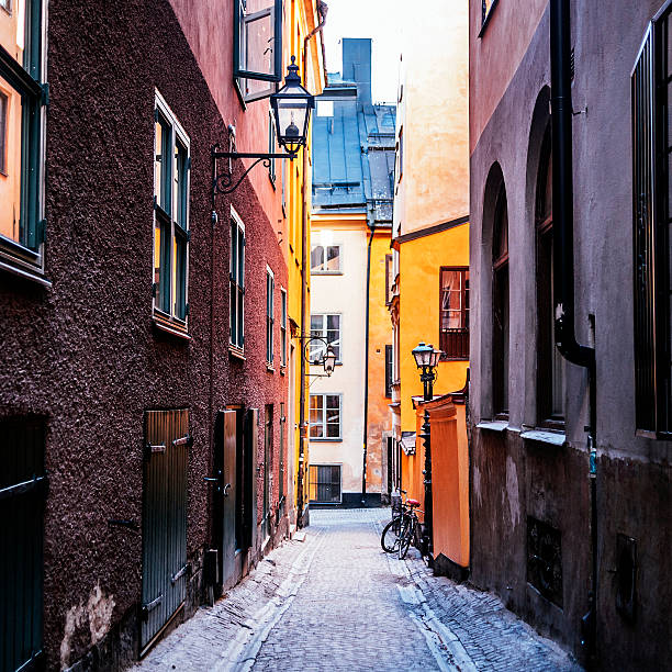 strada della città vecchia di stoccolma - gamla stan. - stockholm sweden gamla stan town square foto e immagini stock