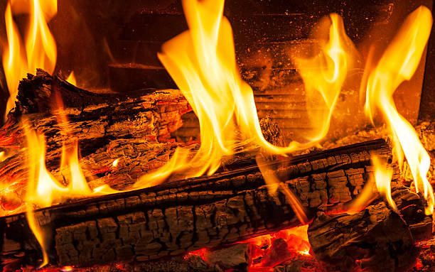 burning billets in warmen herd - ash fireplace fire log stock-fotos und bilder