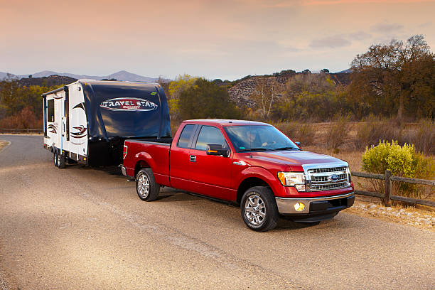 Remolque Travel Star tirado por la camioneta F150 Ford al atardecer - foto de stock