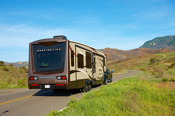 山道の目的地ウィネバゴトレーラー - winnebago ストックフォトと画像