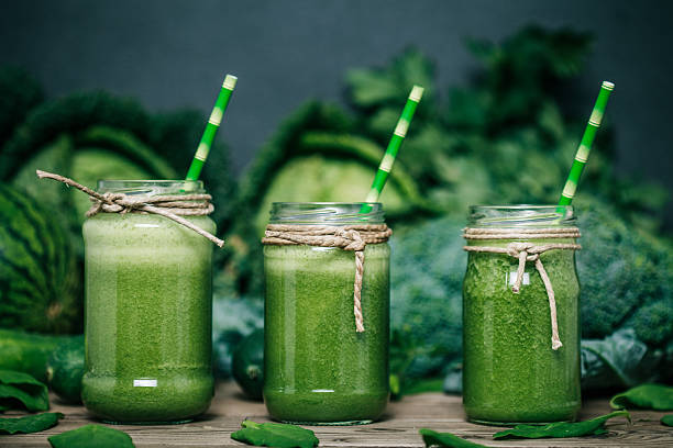 combinación verde batido con ingredientes en mesa de madera - green drink fotografías e imágenes de stock