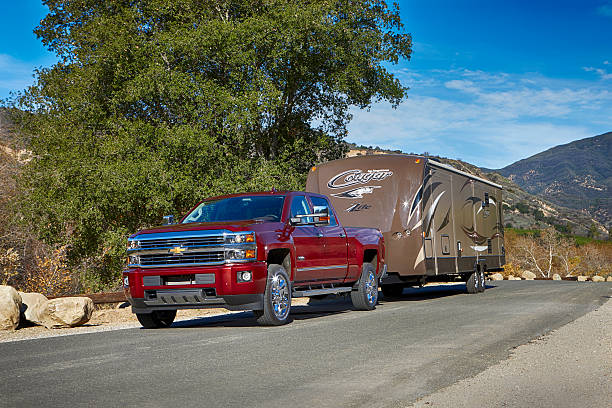 Chevy Silverado pickup ciągnąc cougar przyczepy przez Keystone – zdjęcie