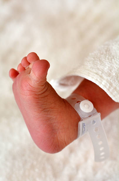 neonato piede - braccialetto di identificazione foto e immagini stock