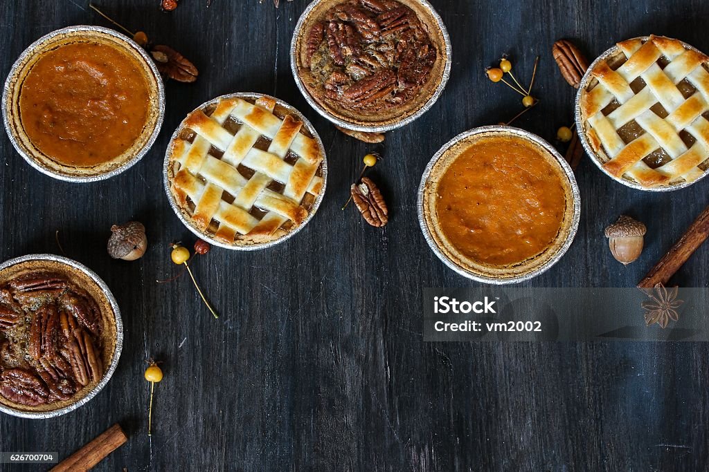 tarte aux pommes à la citrouille et tarte aux noix de pécan - Photo de Thanksgiving libre de droits