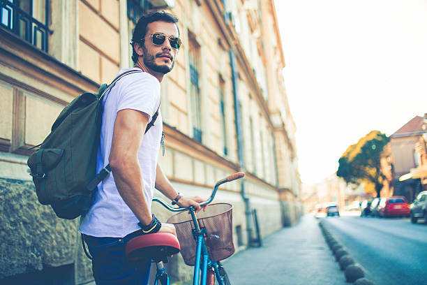 student go to college - cycling bicycle hipster urban scene imagens e fotografias de stock