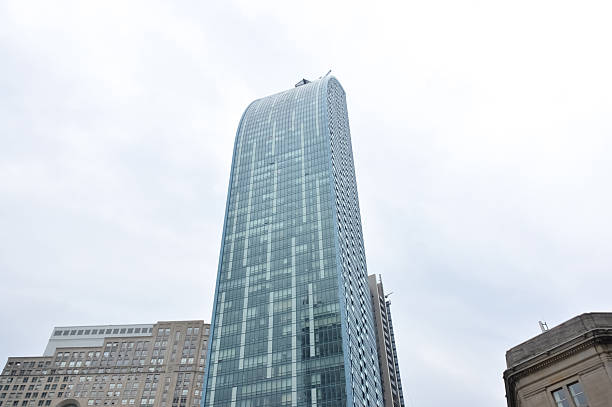 façade d’un gratte-ciel en verre bleu à toronto - oprah winfrey network photos et images de collection