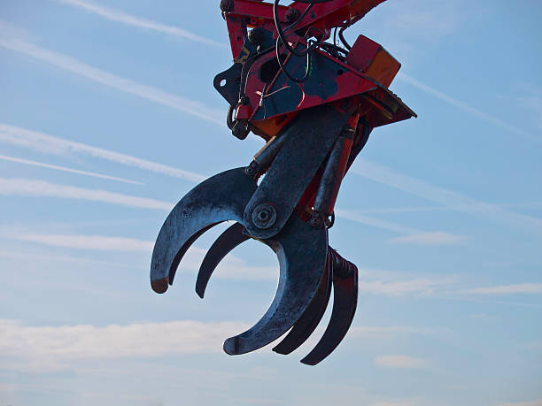 istock Claw of a cutting crane 626703016