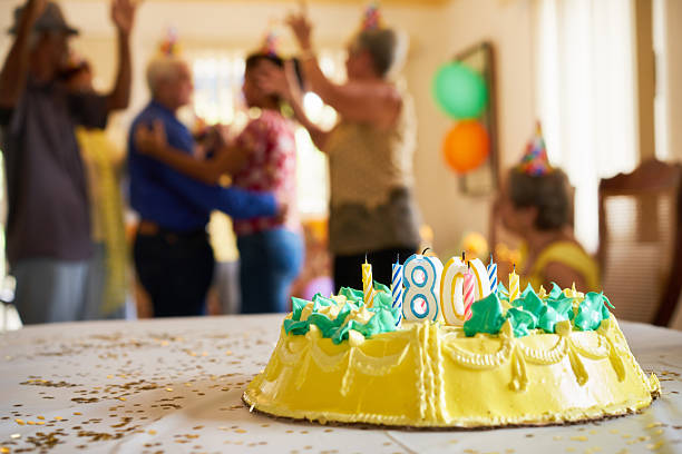 호스피에서 행복한 노인들과 함께하는 80 생일 파티 축하 - long life cake birthday cake grandparent 뉴스 사진 이미지