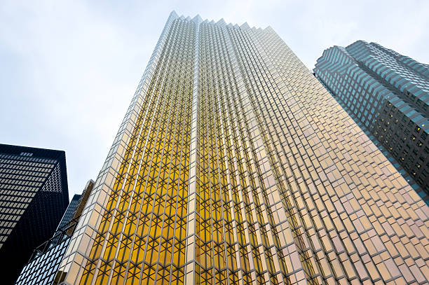 façade de gratte-ciel en verre doré et noir à toronto - oprah winfrey network photos et images de collection