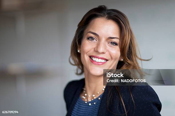Foto de Empresária Espanhola Sorrindo Para A Câmera No Escritório e mais fotos de stock de Mulheres
