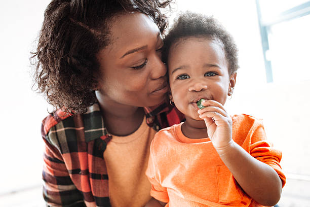 toddler and mother -close up portrait - babies and children close up horizontal looking at camera imagens e fotografias de stock