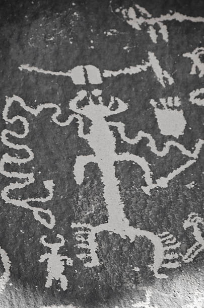 pétroglyphes du monument historique d’état de newspaper rock - ancient pueblo peoples photos et images de collection