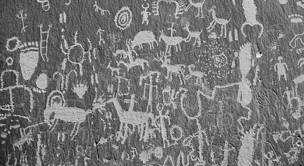 pétroglyphes du monument historique d’état de newspaper rock - ancient pueblo peoples photos et images de collection