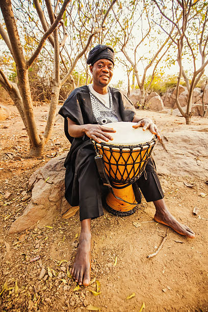 schlagzeuger spielen - nigerian culture men africa african culture stock-fotos und bilder